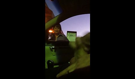 مادر بالغ در جوراب ساق بلند ، یک پسر را به یک نمایش فیلم سوپر رایگان پسر جوان می دهد