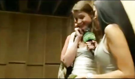 MILF الاغ دانلود رایگان فیلم سکی بزرگی را در حمام می پیچاند