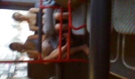 جوجه با خال کوبی روی بدن او شورت های کوتاه را برداشته و پیچ بزرگ هاهالا فیلم سینمایی سکسی رایگان را مکیده است