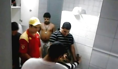 کفش ورزشی سیاه و سفید با کفش های قرمز بر دانلود رایگان فیلم سکسی داستانی روی سقف عمارت خودارضایی می کند