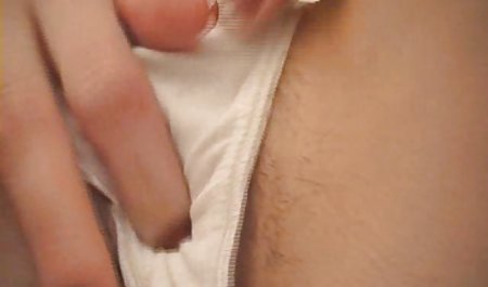 کلبه Busty با یک خال کوبی روی سکس دیده بان بازوی ، شورت سفید خود را برداشته و به آن مرد امتیاز می دهد