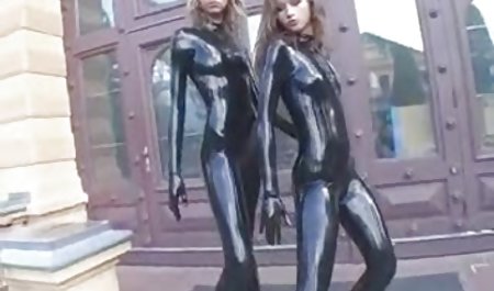 معشوقه در جوراب دانلود رایگان فیلم های نیمه سکسی شلواری بر چهره برده خود نشسته است