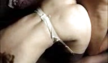 دختر در شورت قرمز پسر را استمناء می کند فیلم سینمایی سکسی رایگان و او را لعنتی می کند