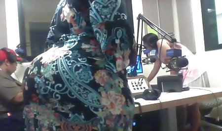 MILF آلمانی یک مرد سیاه پوست را در بیرون از خانه نمایش فیلم سوپر رایگان فراری می کند