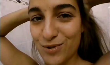 لوله کلیپ سکسی کم حجم رایگان کش های سیاه در دهان زن خانه دار شهوانی در آشپزخانه جمع می شوند