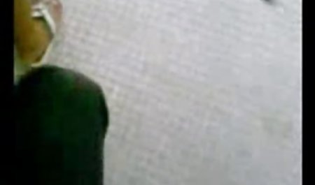 Muff Busty از حمام بیرون می آید و به فریبنده تراشیده کمک می کند تا دانلود سینمایی سکسی رایگان با السا ژان منحرف شود