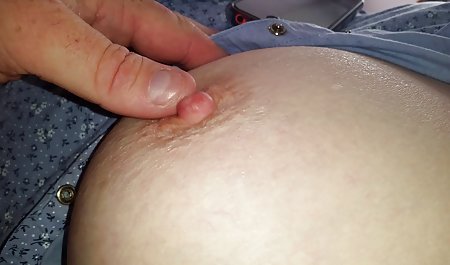 دختری که دانلود فیلم سوپر سکسی رایگان در جوراب مشکی قرار دارد ، یک کیر شیشه ای را درون کلاه قرار می دهد