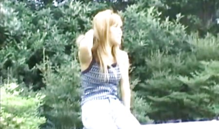 یک دختر لاغر از روسیه جذابیت های خود را در ساحل ، در یک سایت های دانلود رایگان فیلم پورن ماشین و در آب نشان می دهد