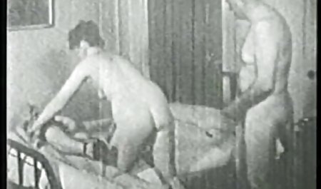 MILF Busty با لباس سیاه شیر مادر را از نوک سینه ها دانلود رایگان فیلم پورن کم حجم فشار می دهد